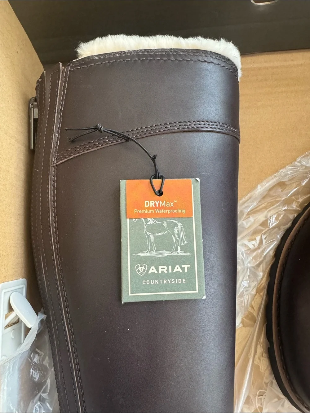 NWT 🔥Ariat Dark Brown Leather Boots with Cream Shearling Cuff